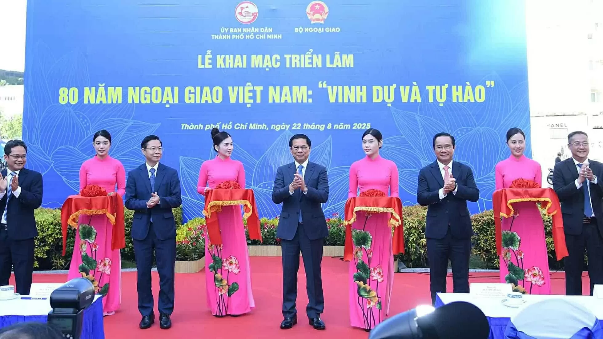 Opening of photo exhibition '80 years of Vietnamese diplomacy: Honor and pride'