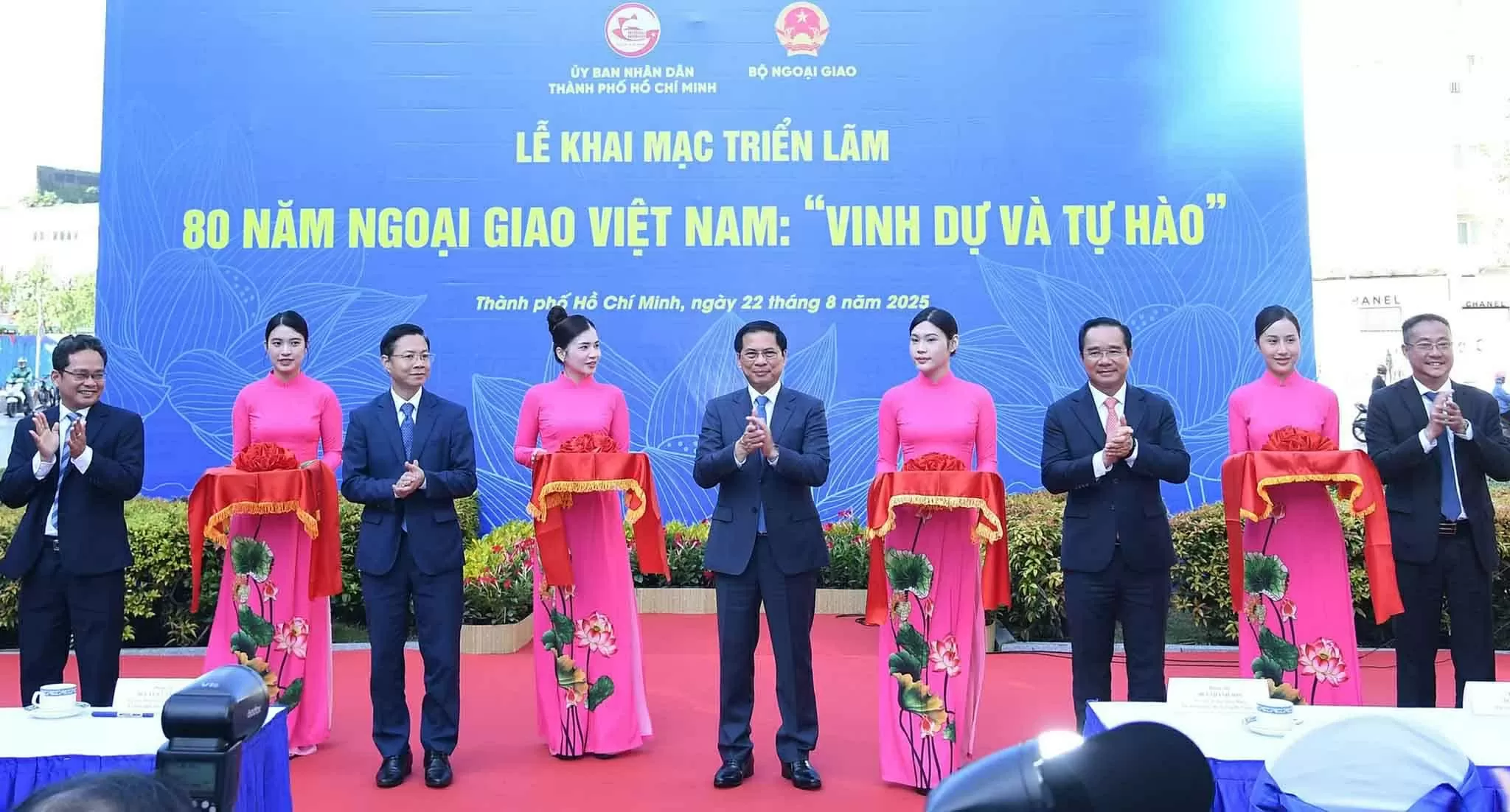 Opening of photo exhibition '80 years of Vietnamese diplomacy: Honor and pride'