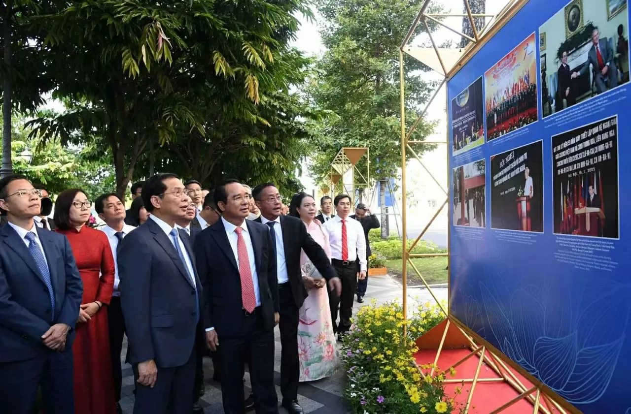 Opening of photo exhibition '80 years of Vietnamese diplomacy: Honor and pride' Opening of photo exhibition '80 years of Vietnamese diplomacy: Honor and pride'