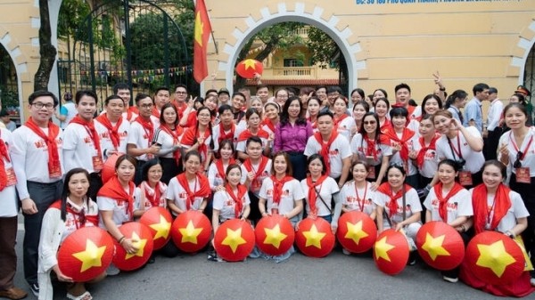 Deputy FM Le Thi Thu Hang encourages overseas Vietnamese delegation participating in National Day parade