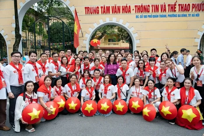 Deputy FM Le Thi Thu Hang encourages overseas Vietnamese delegation participating in National Day parade