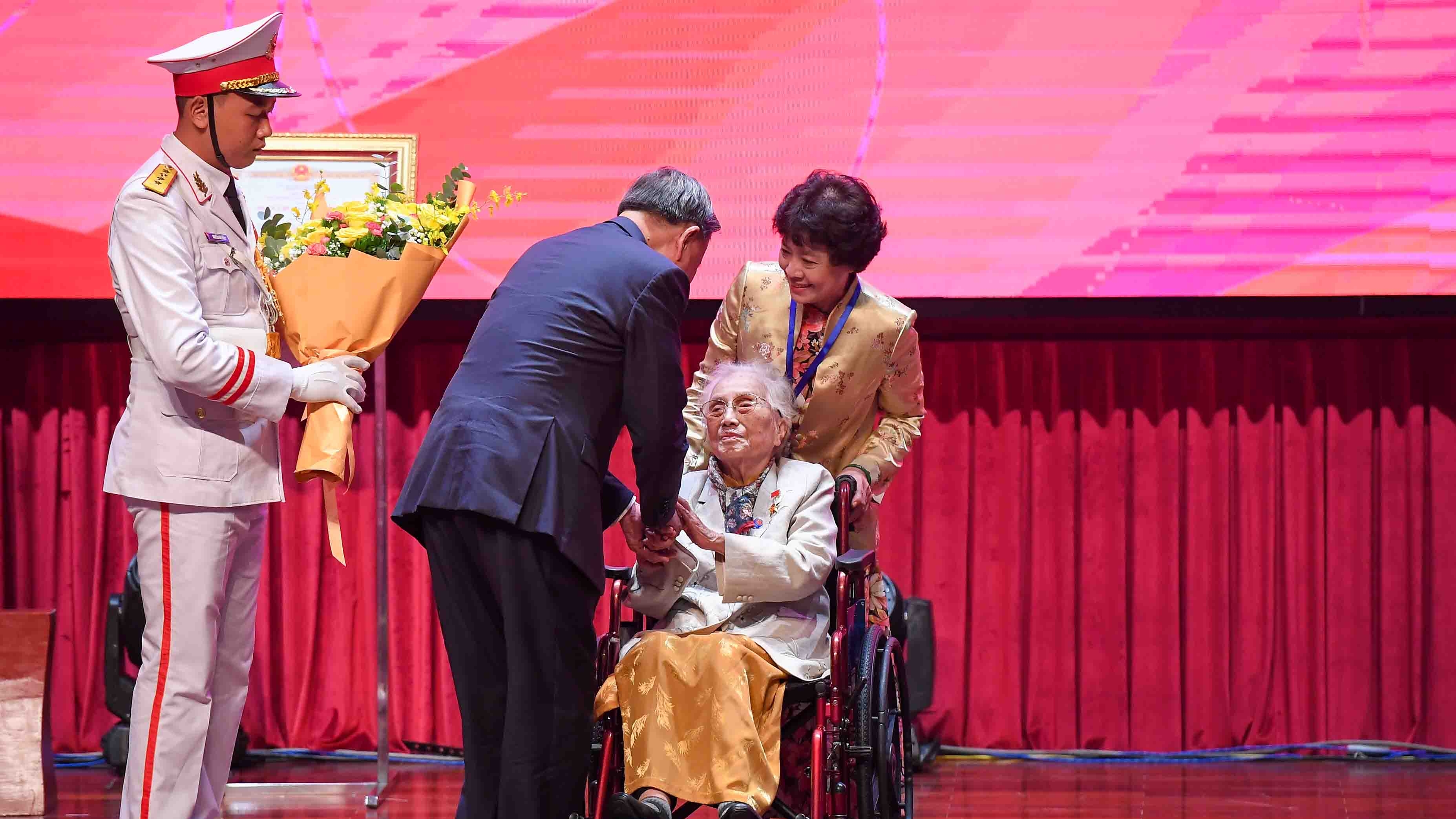 Former Vice President Nguyen Thi Binh conferred the title ‘Hero of Labour’