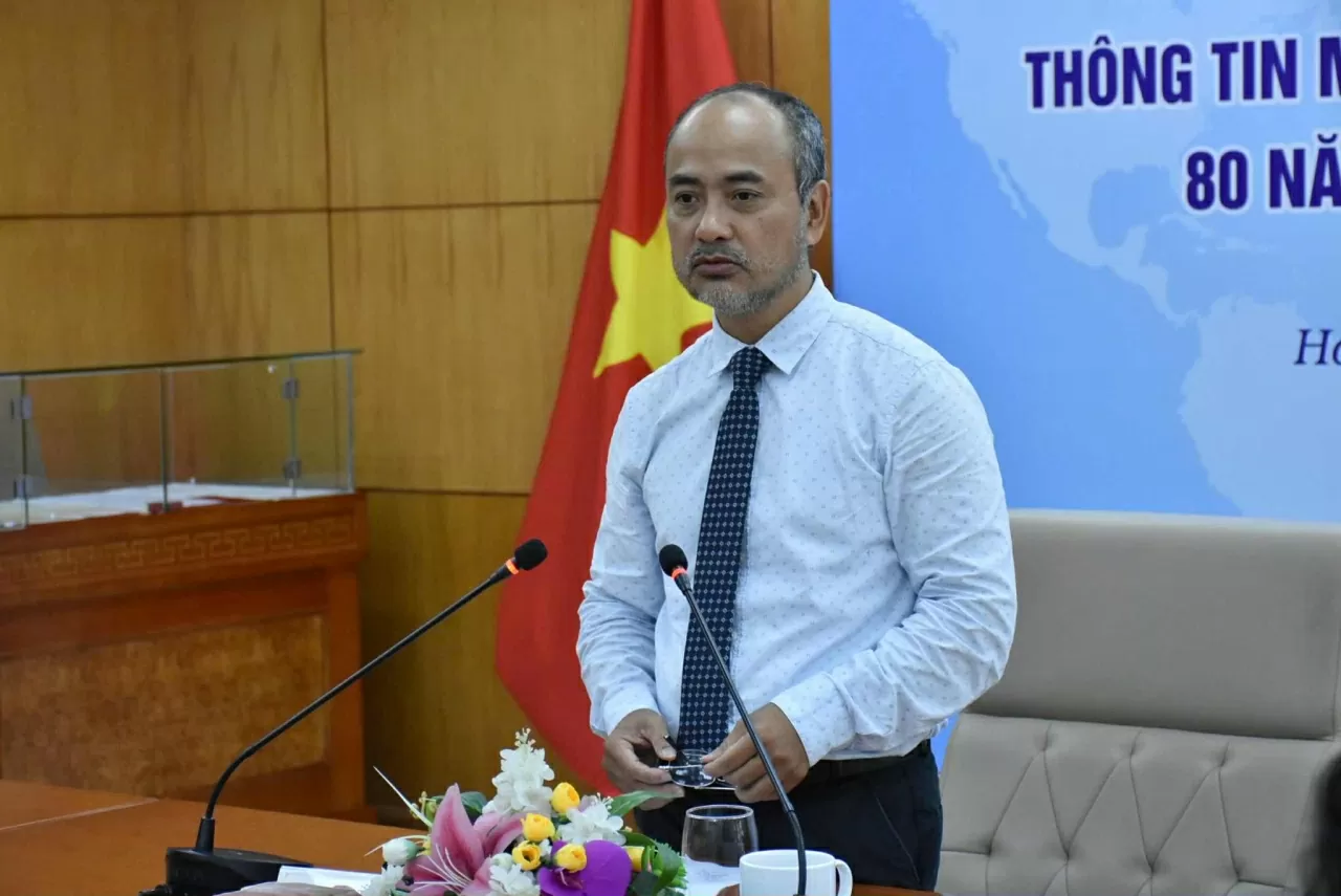 Connecting overseas Vietnamese in the new era: Potentials, challenges and strengths Connecting overseas Vietnamese in the new era: Potentials, challenges and strengths