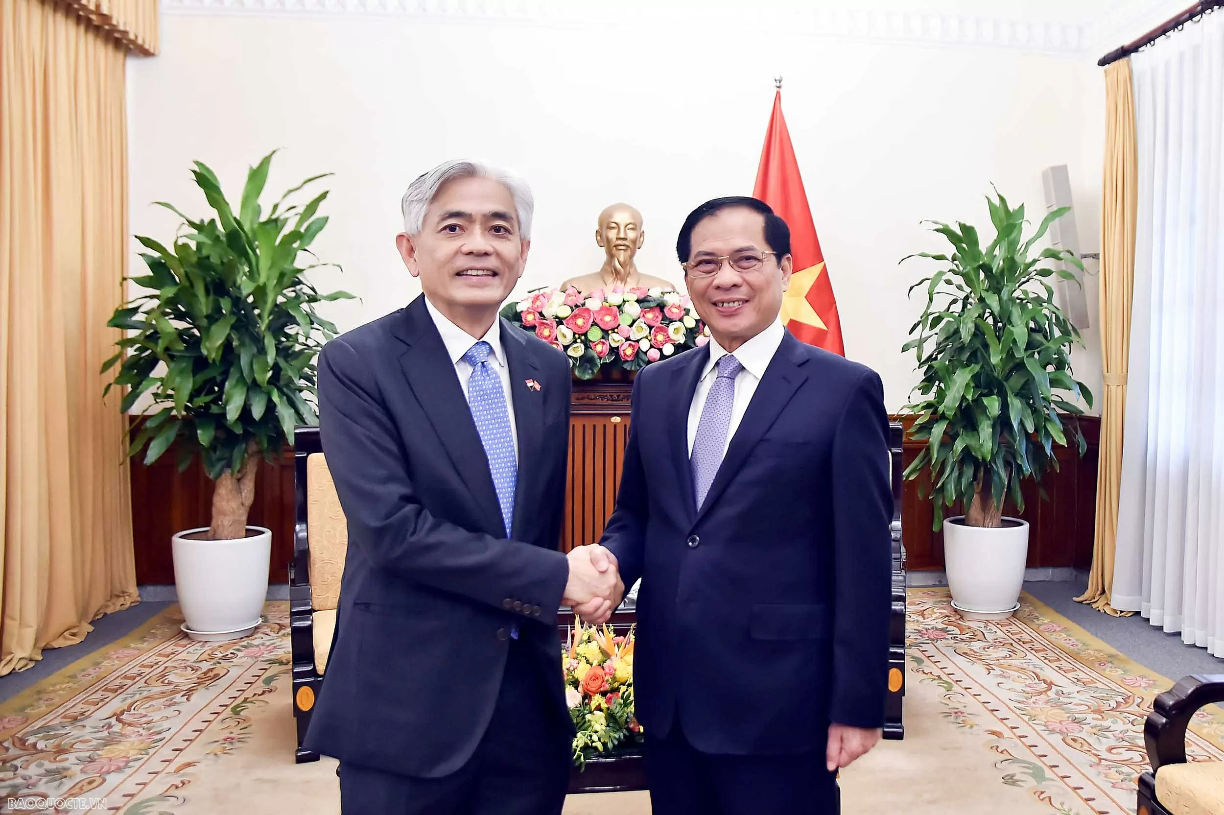 Deputy PM, FM Bui Thanh Son receives Singaporean Permanent Secretary Albert Chua in Hanoi