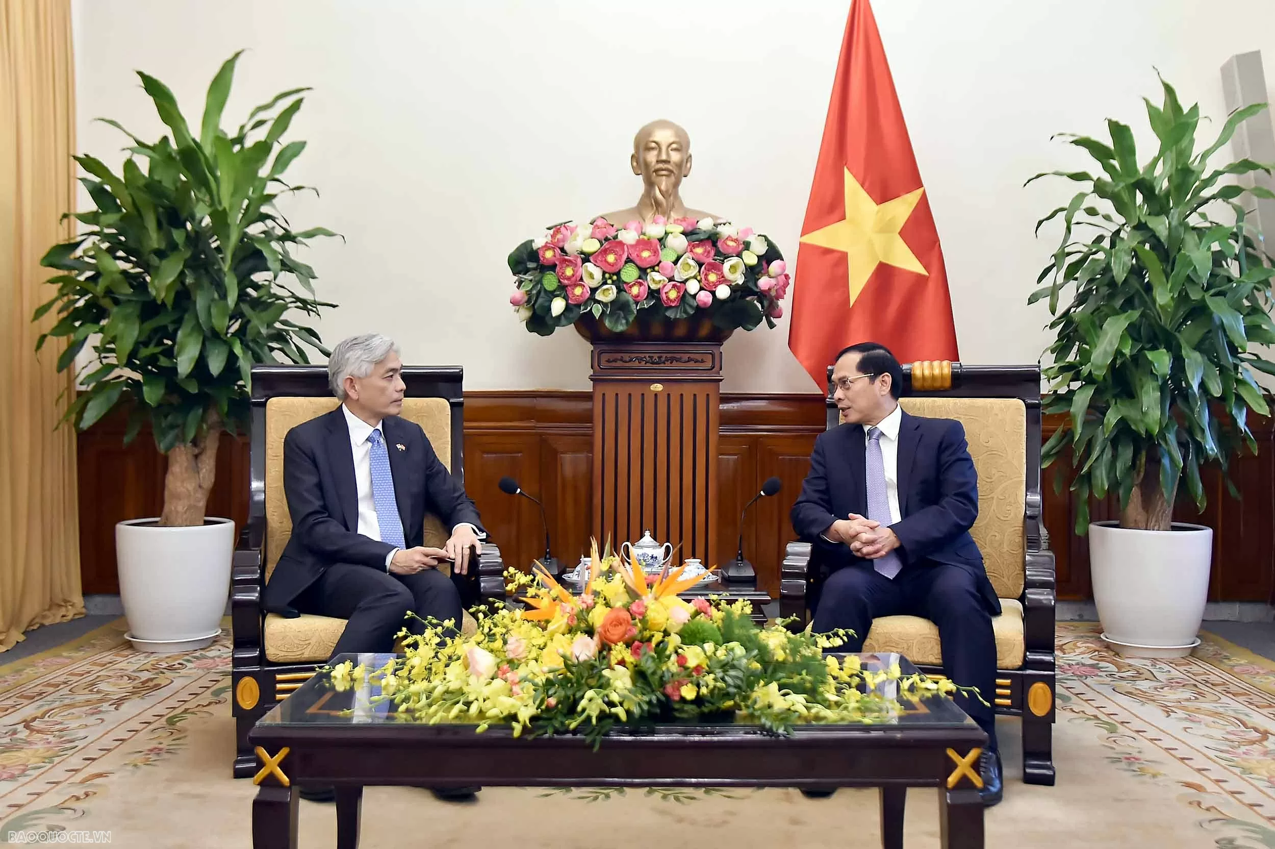 Deputy PM, FM Bui Thanh Son receives Singaporean Permanent Secretary Albert Chua in Hanoi