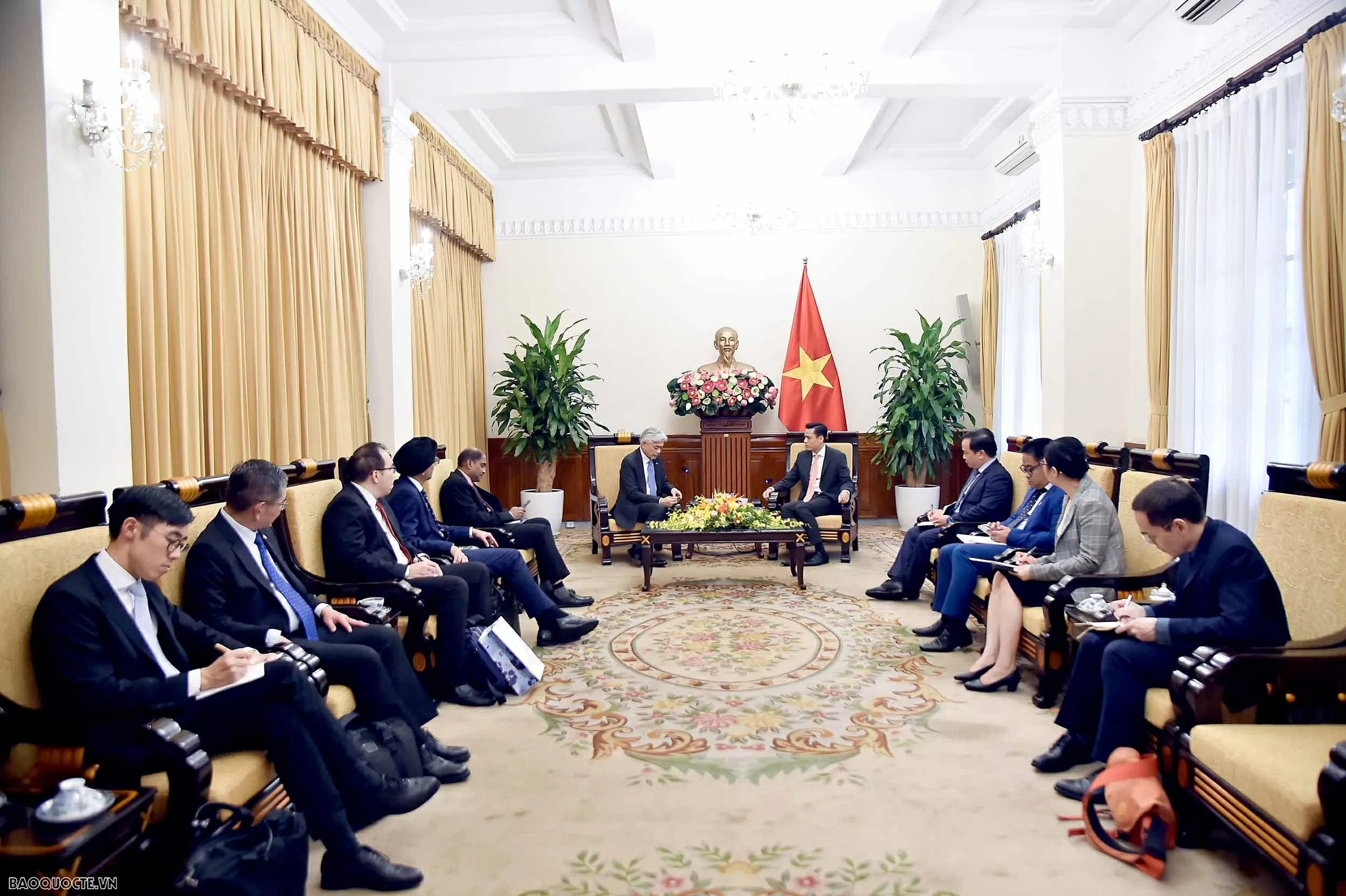 Deputy PM, FM Bui Thanh Son receives Singaporean Permanent Secretary Albert Chua in Hanoi