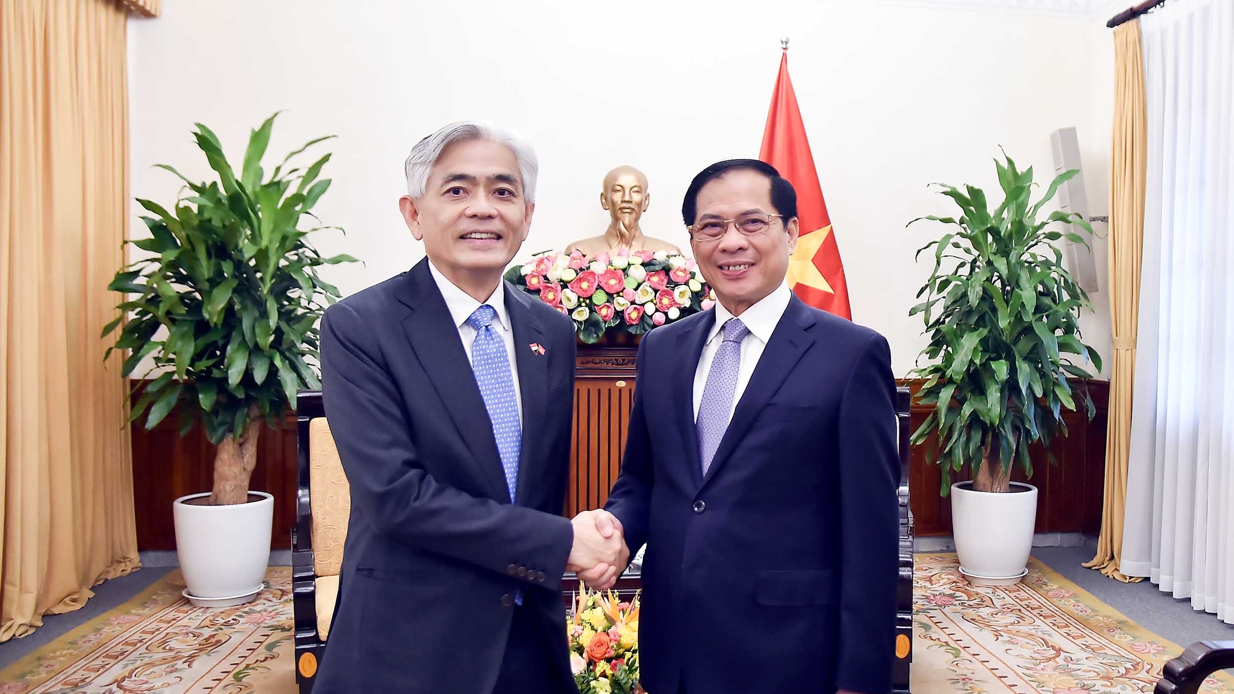 Deputy PM, FM Bui Thanh Son receives Singaporean Permanent Secretary Albert Chua in Hanoi