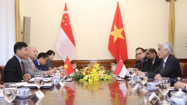 Vietnam, Singapore officials hold 17th political consultation in Hanoi