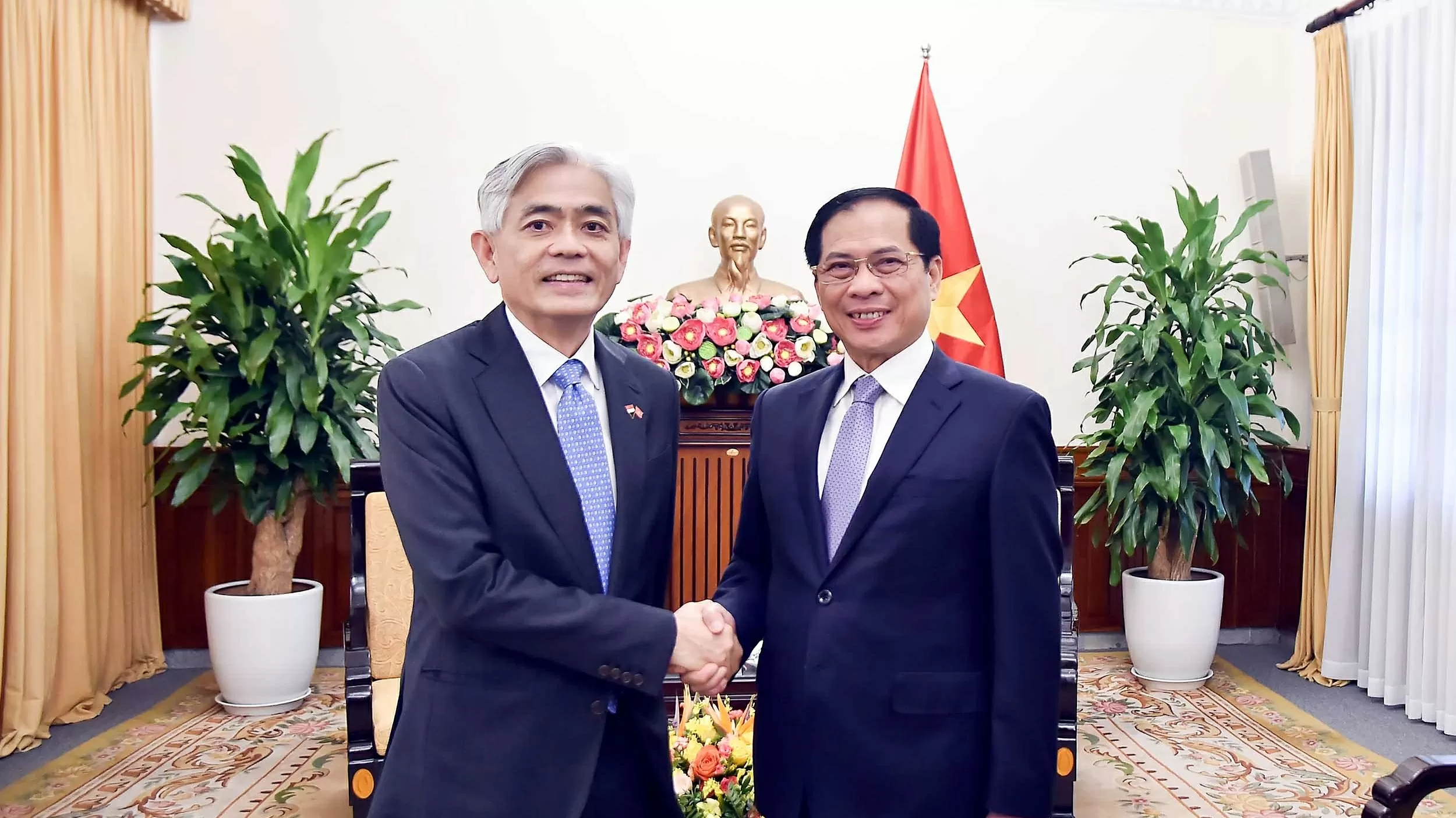 Deputy PM, FM Bui Thanh Son receives Singaporean Permanent Secretary Albert Chua in Hanoi