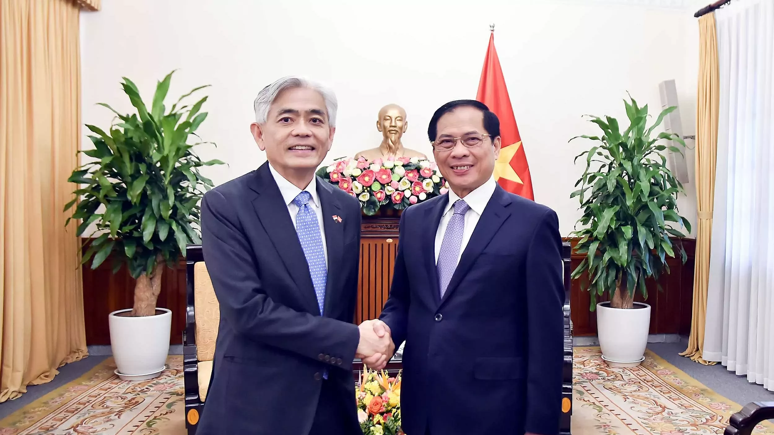 Deputy PM, FM Bui Thanh Son receives Singaporean Permanent Secretary Albert Chua in Hanoi