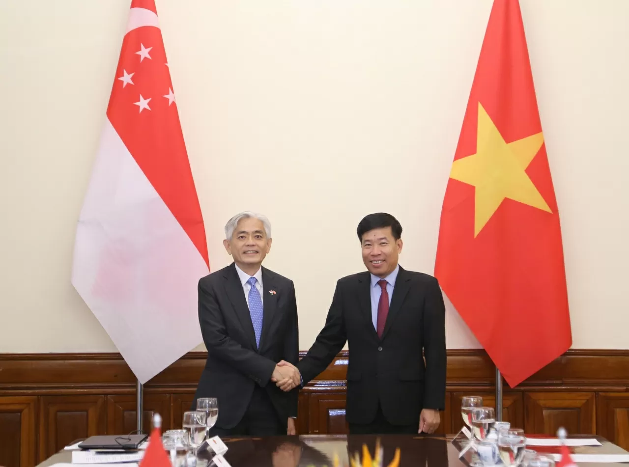 Vietnam, Singapore officials hold 17th political consultation in Hanoi
