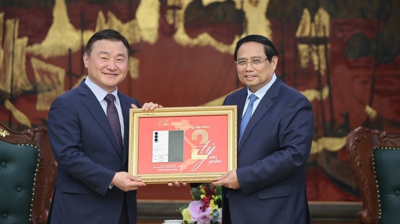 Prime Minister calls on Samsung Group to expand investment in Vietnam