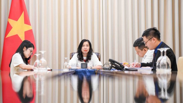 Deputy FM Le Thi Thu Hang holds phone talks with Kyrgyzstan counterpart Meder Abakirov