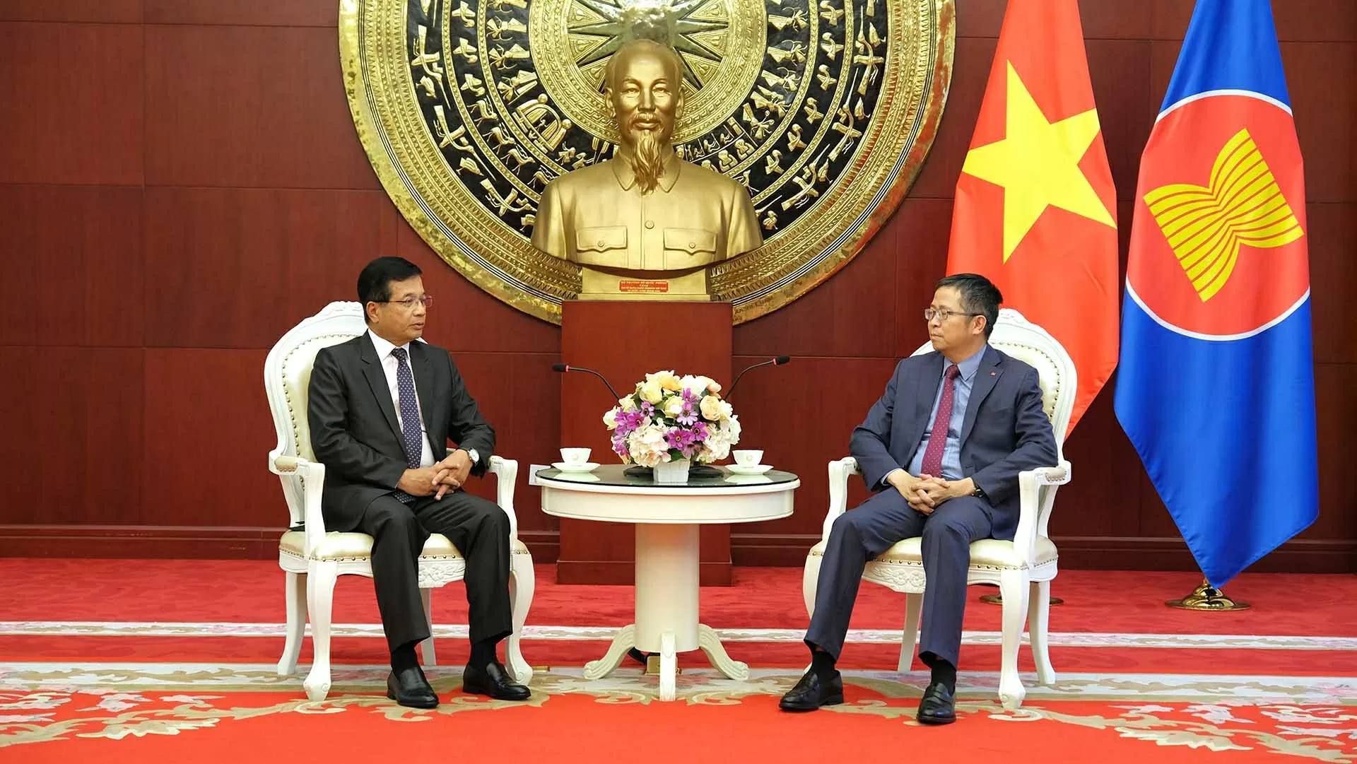 Lao Ambassador to China congratulates Vietnam on 80th anniversary of August Revolution and National Day Lao Ambassador to China congratulates Vietnam on 80th anniversary of August Revolution and National Day