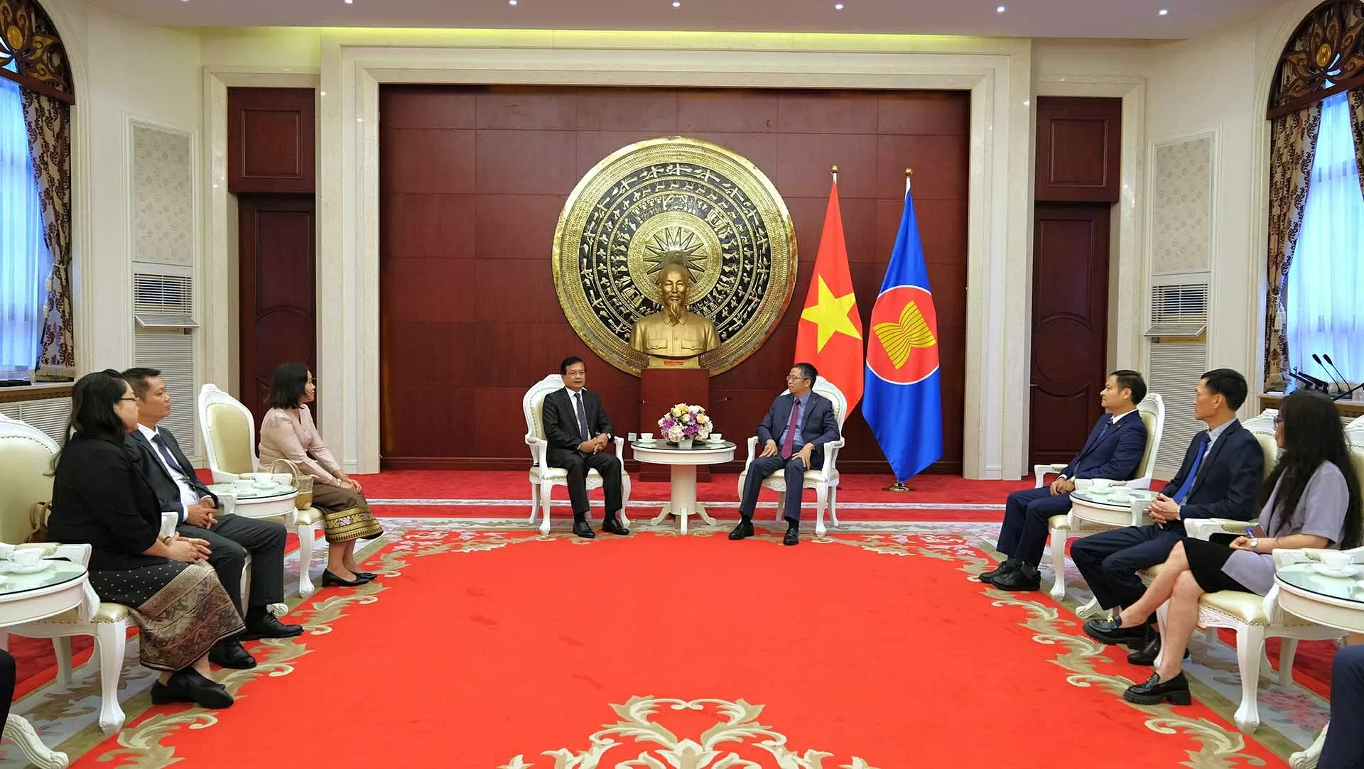 Lao Ambassador to China congratulates Vietnam on 80th anniversary of August Revolution and National Day Lao Ambassador to China congratulates Vietnam on 80th anniversary of August Revolution and National Day