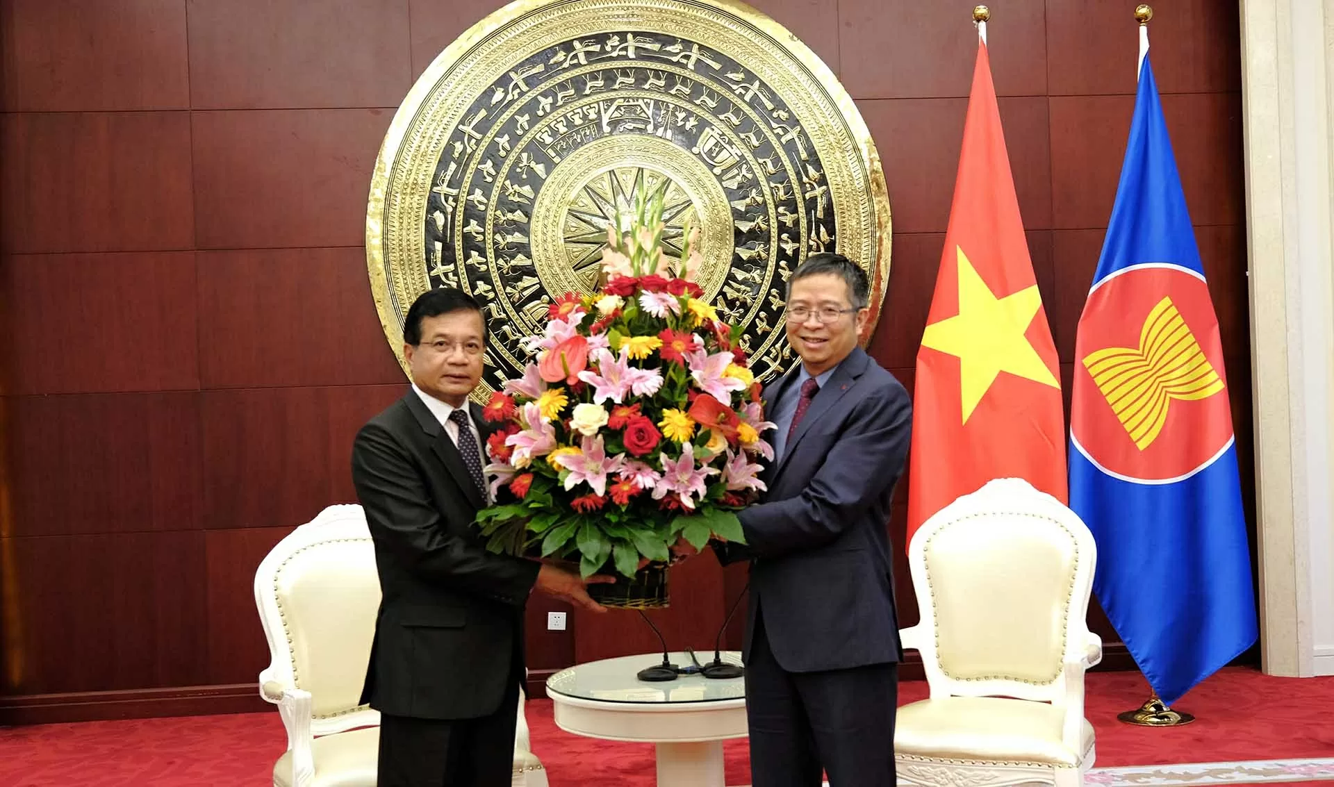 Lao Ambassador to China congratulates Vietnam on 80th anniversary of August Revolution and National Day Lao Ambassador to China congratulates Vietnam on 80th anniversary of August Revolution and National Day