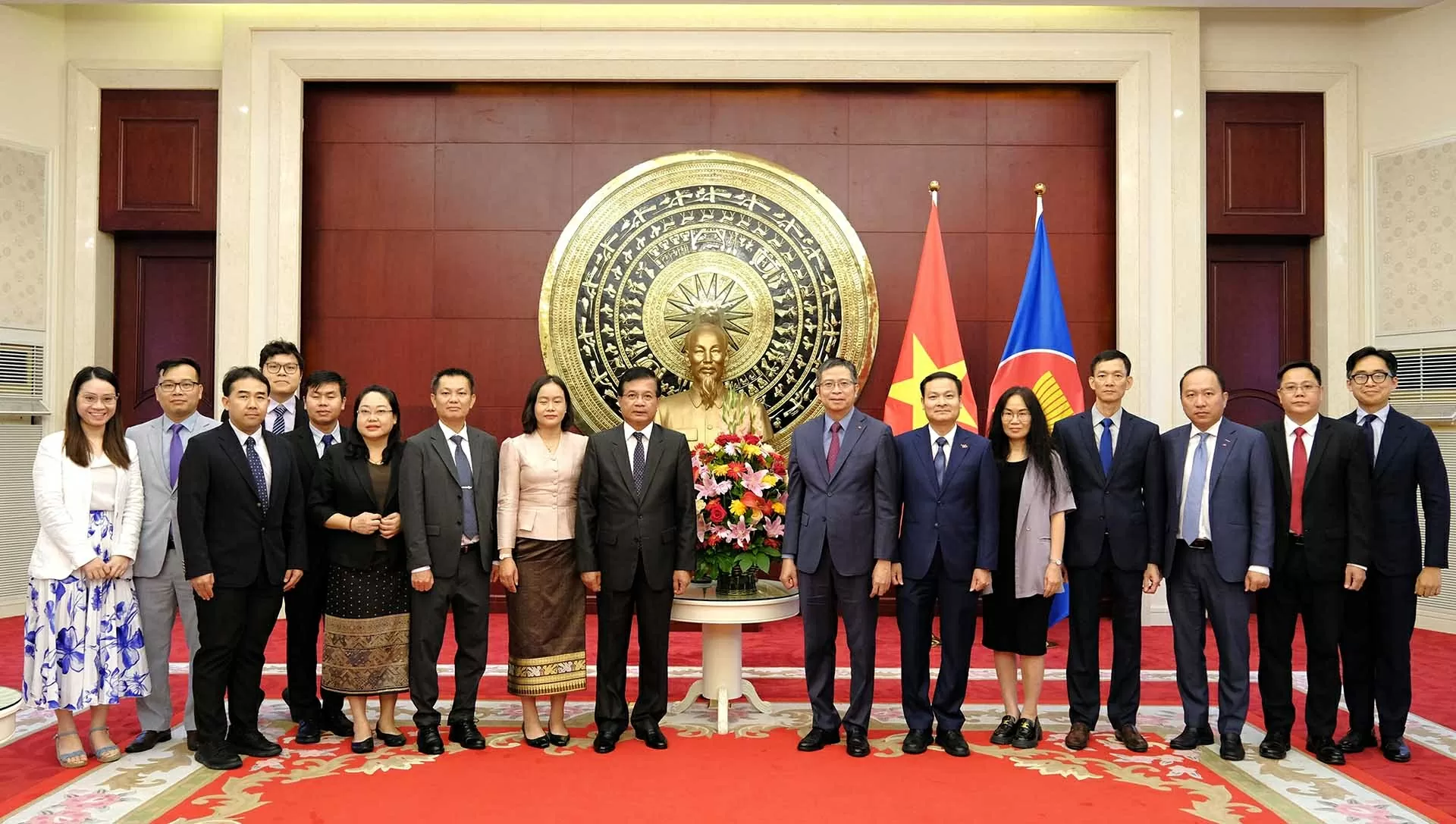 Lao Ambassador to China congratulates Vietnam on 80th anniversary of August Revolution and National Day Lao Ambassador to China congratulates Vietnam on 80th anniversary of August Revolution and National Day