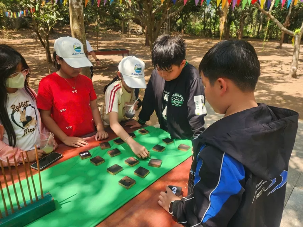 Giáo dục là ưu tiên tuyệt đối Không gian tại An Hảo Solar Farm mang đến cảm giác yên bình, trong lành, vừa là điểm đến du lịch, vừa là trải nghiệm học tập thú vị cho mọi lứa tuổi.