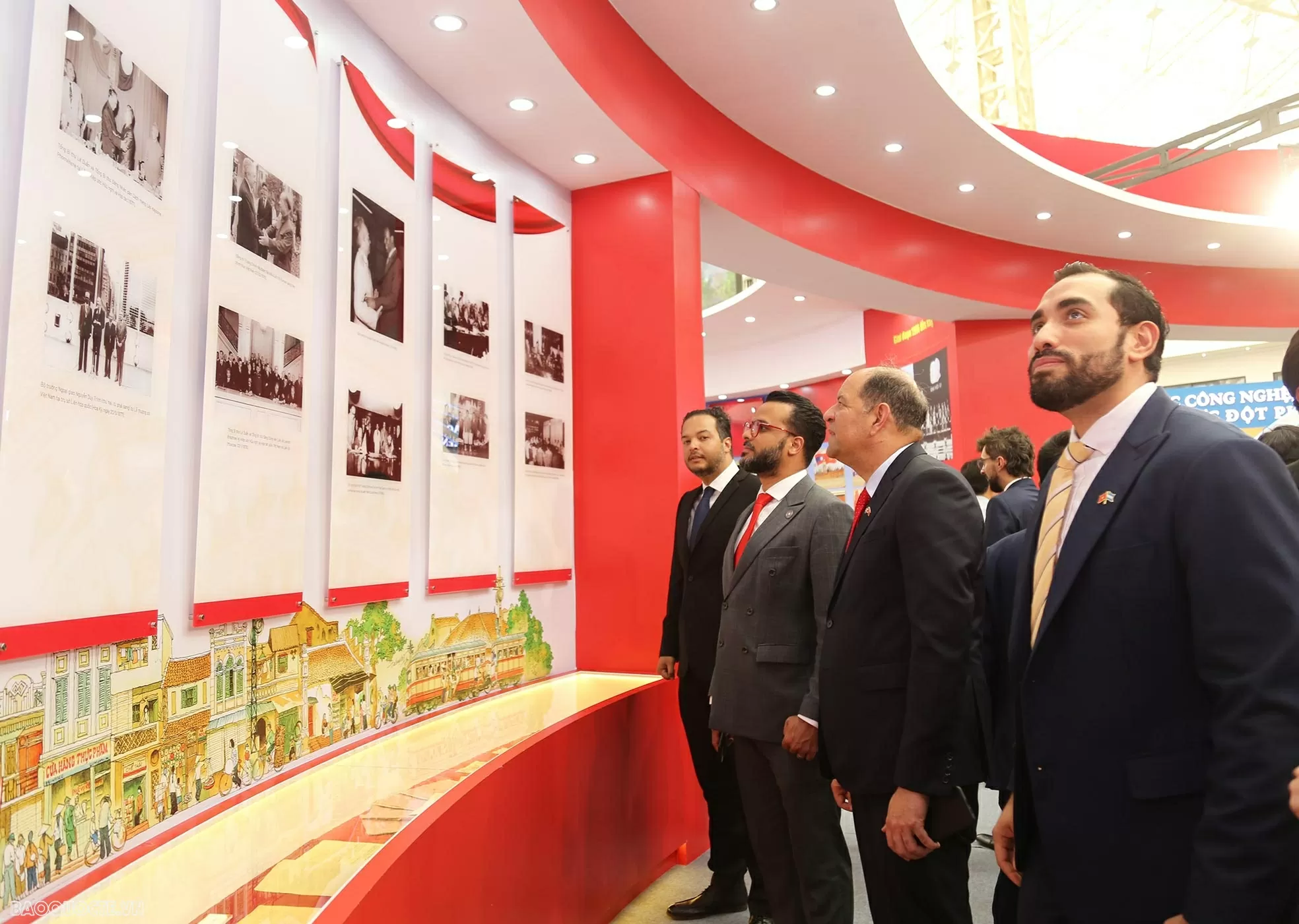 Party and State Leaders, foreign diplomats visit Ministry of Foreign Affairs Exhibition Space