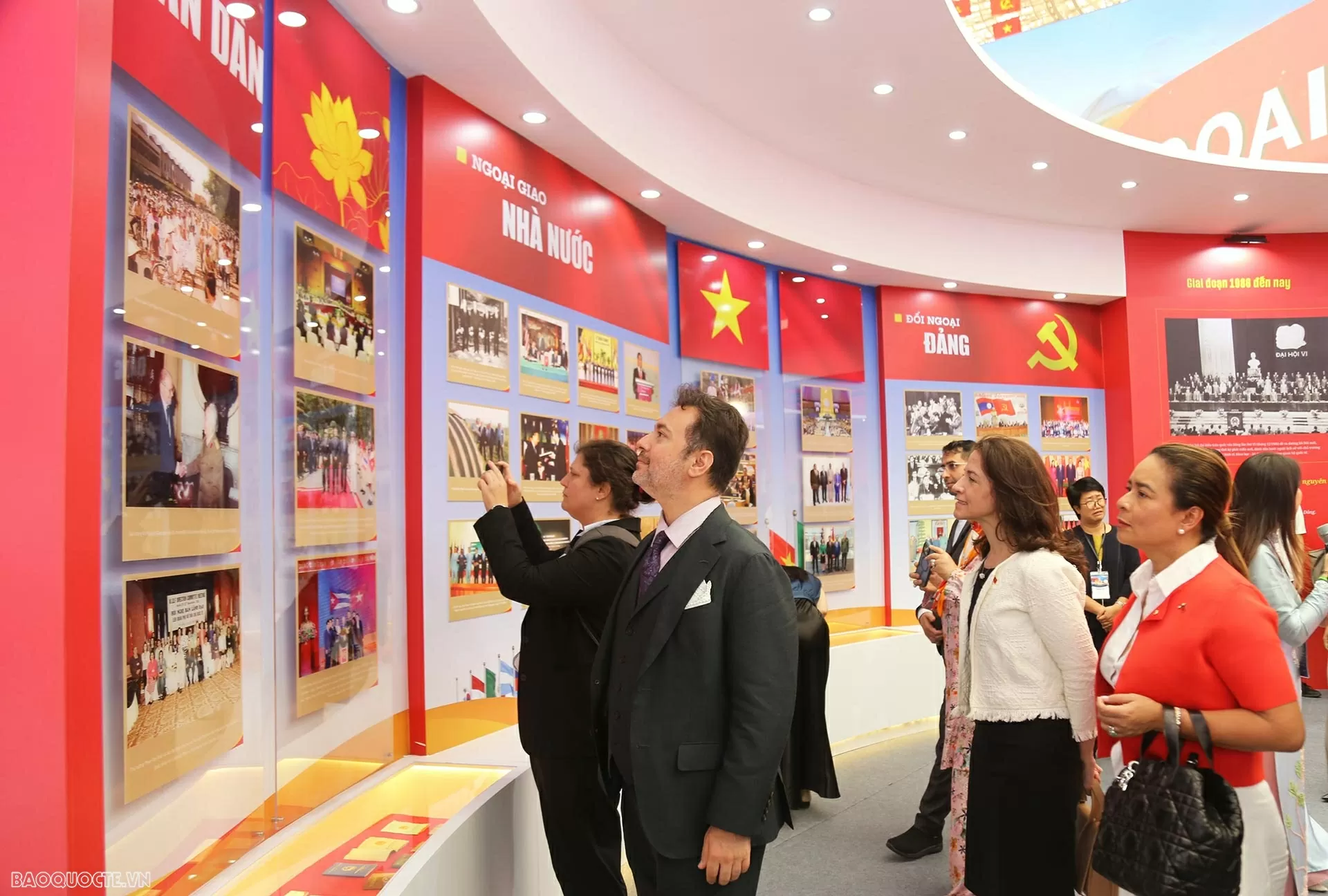 Party and State Leaders, foreign diplomats visit Ministry of Foreign Affairs Exhibition Space