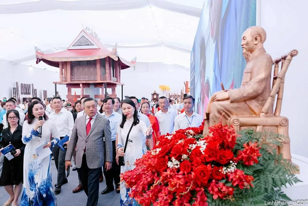 Hanoi Chairman Tran Sy Thanh visits the Hanoi 2025 Tradition and Creativity space