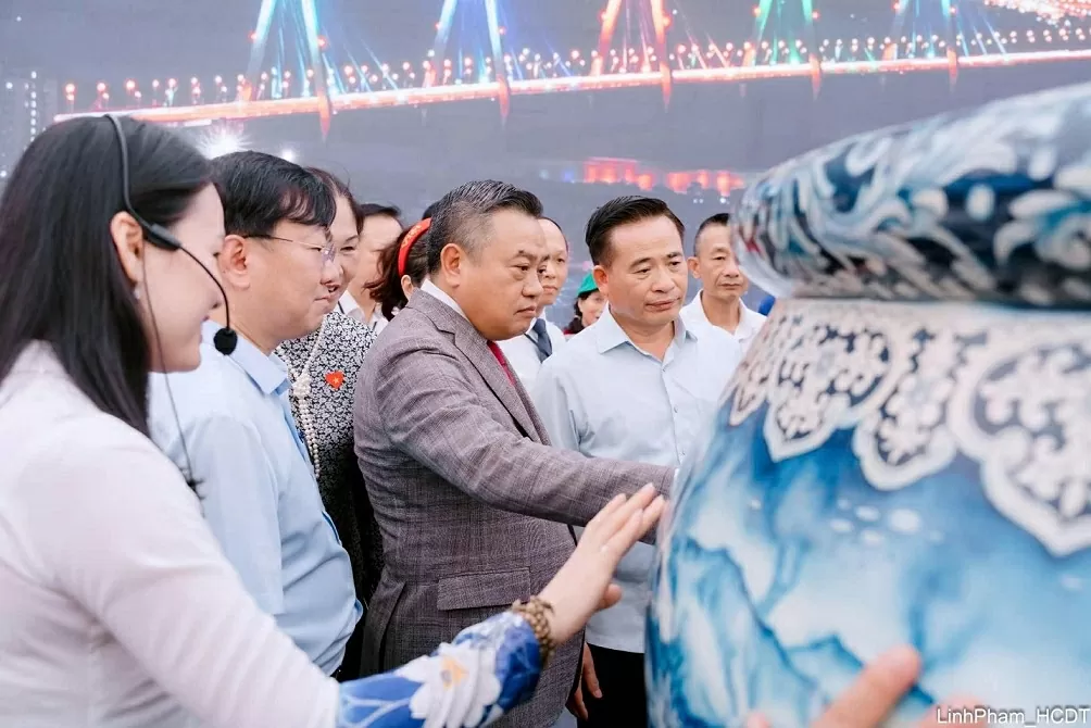 Hanoi Chairman Tran Sy Thanh visits the Hanoi 2025 Tradition and Creativity space