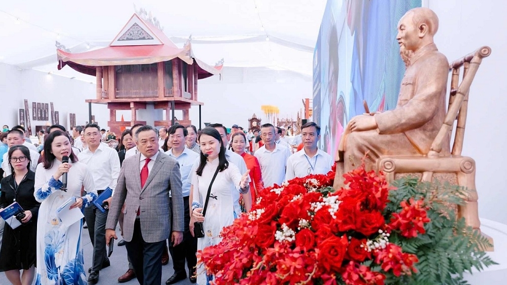 Hanoi Chairman Tran Sy Thanh visits the Hanoi 2025 Tradition and Creativity space