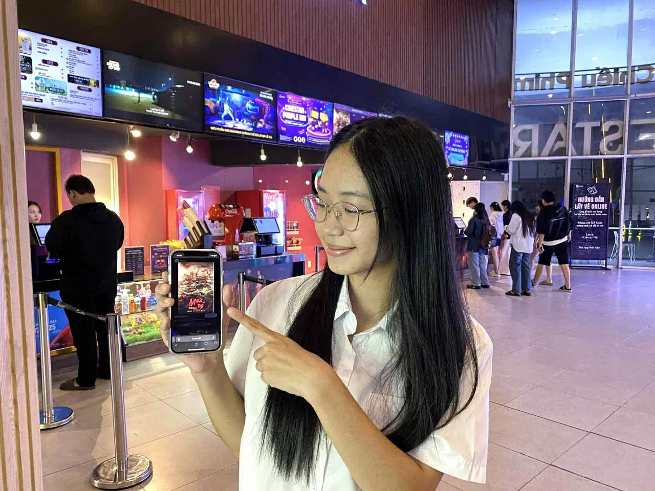 Touching every heart: Young audiences overwhelmed with emotion after watching 'Mua Do'