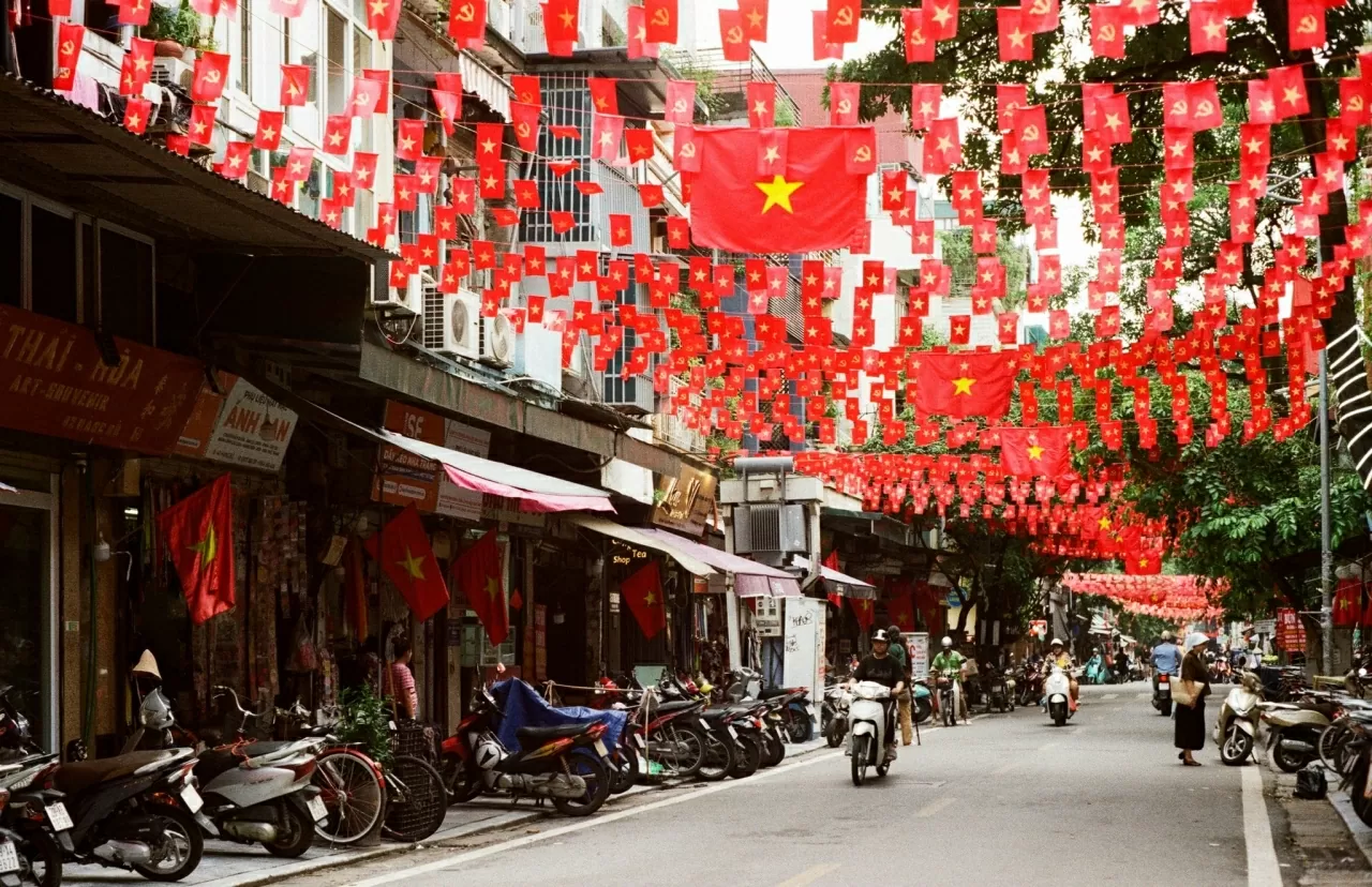 80 Years of National Day: Hanoi radiant in brilliant red, poetic and beautiful