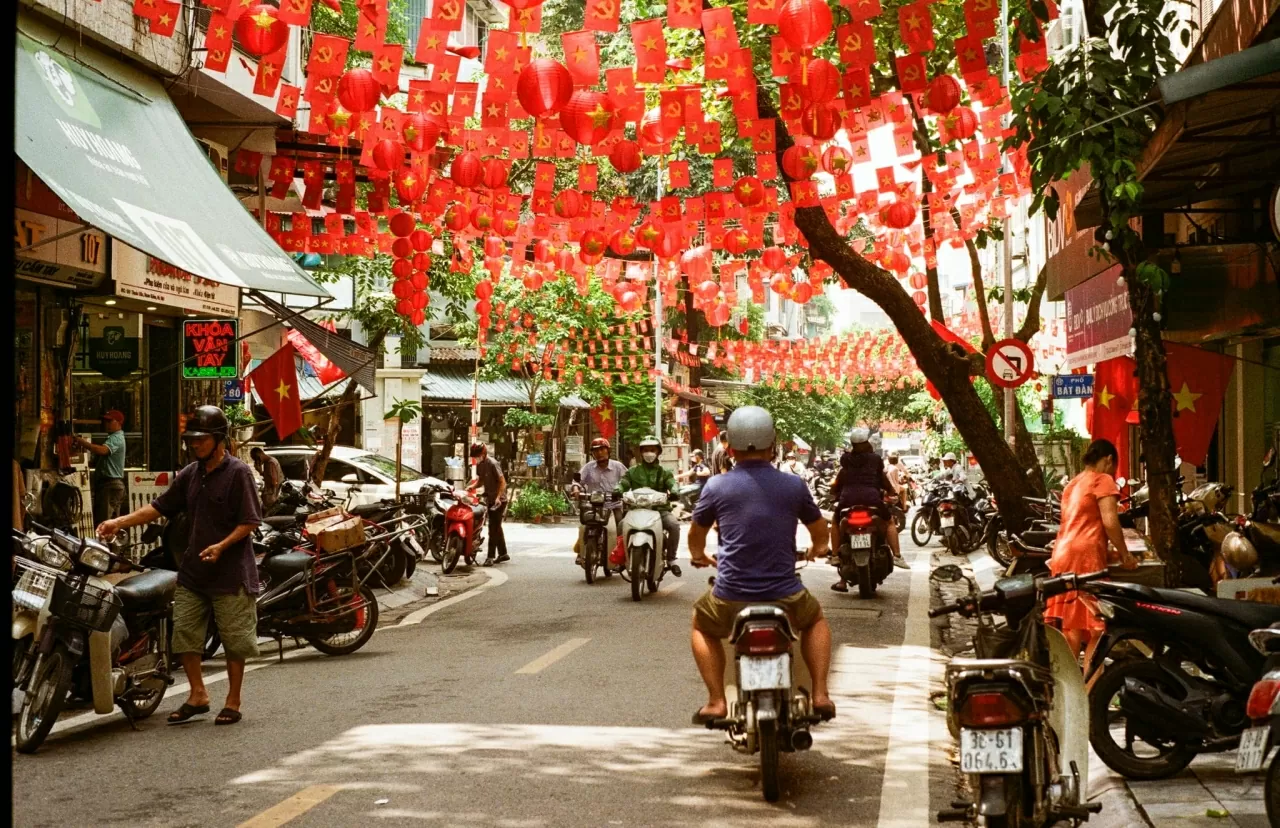 80 Years of National Day: Hanoi radiant in brilliant red, poetic and beautiful