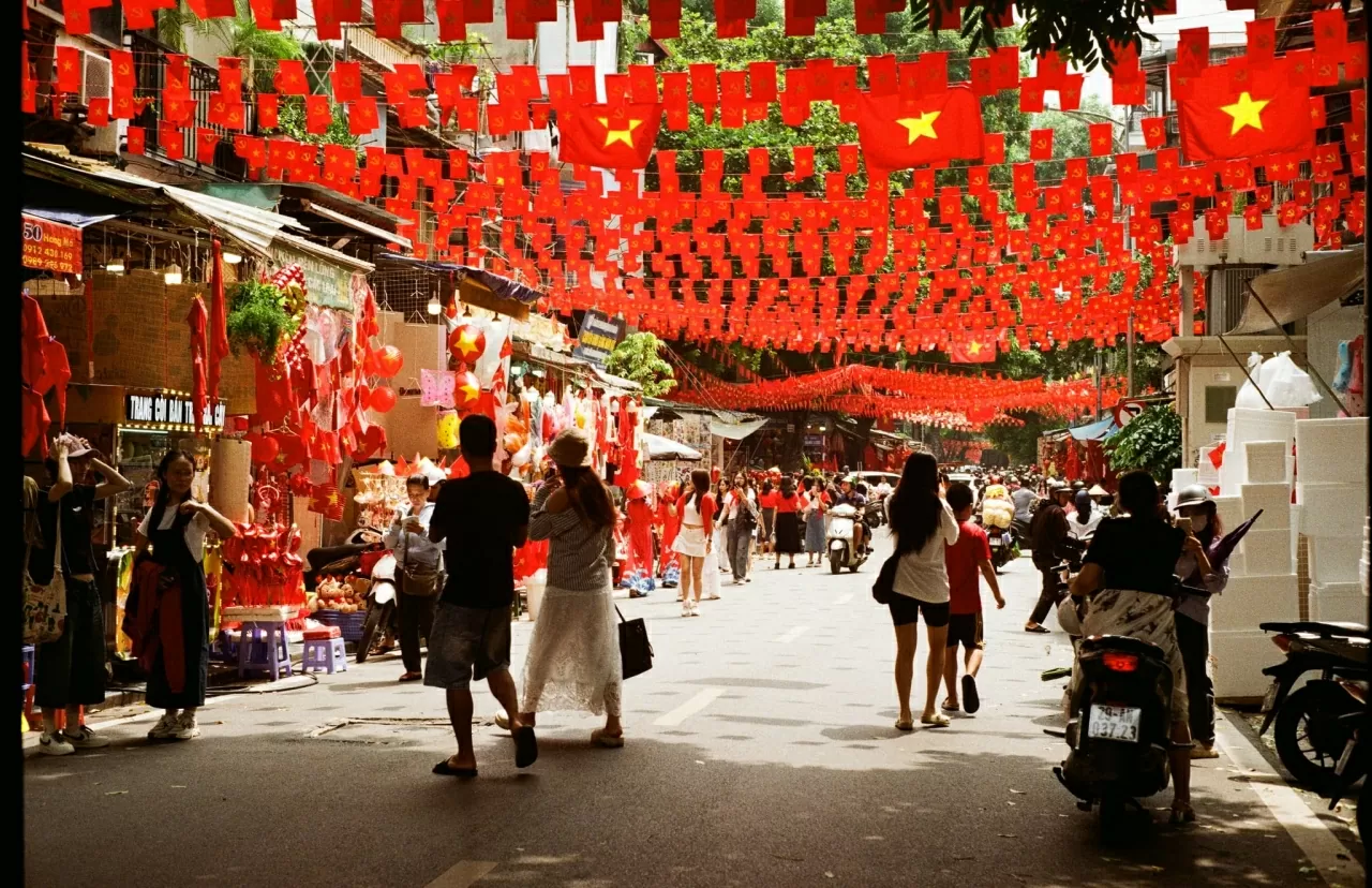 80 Years of National Day: Hanoi radiant in brilliant red, poetic and beautiful