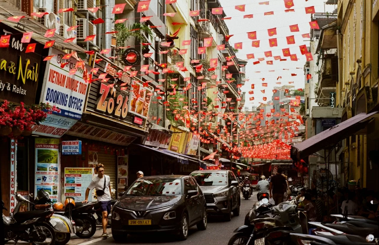 80 Years of National Day: Hanoi radiant in brilliant red, poetic and beautiful