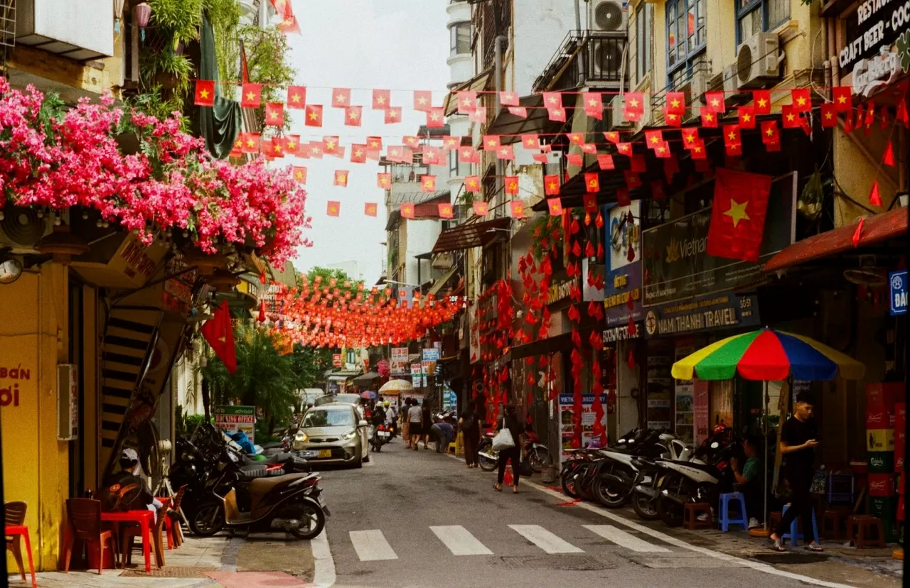 80 Years of National Day: Hanoi radiant in brilliant red, poetic and beautiful