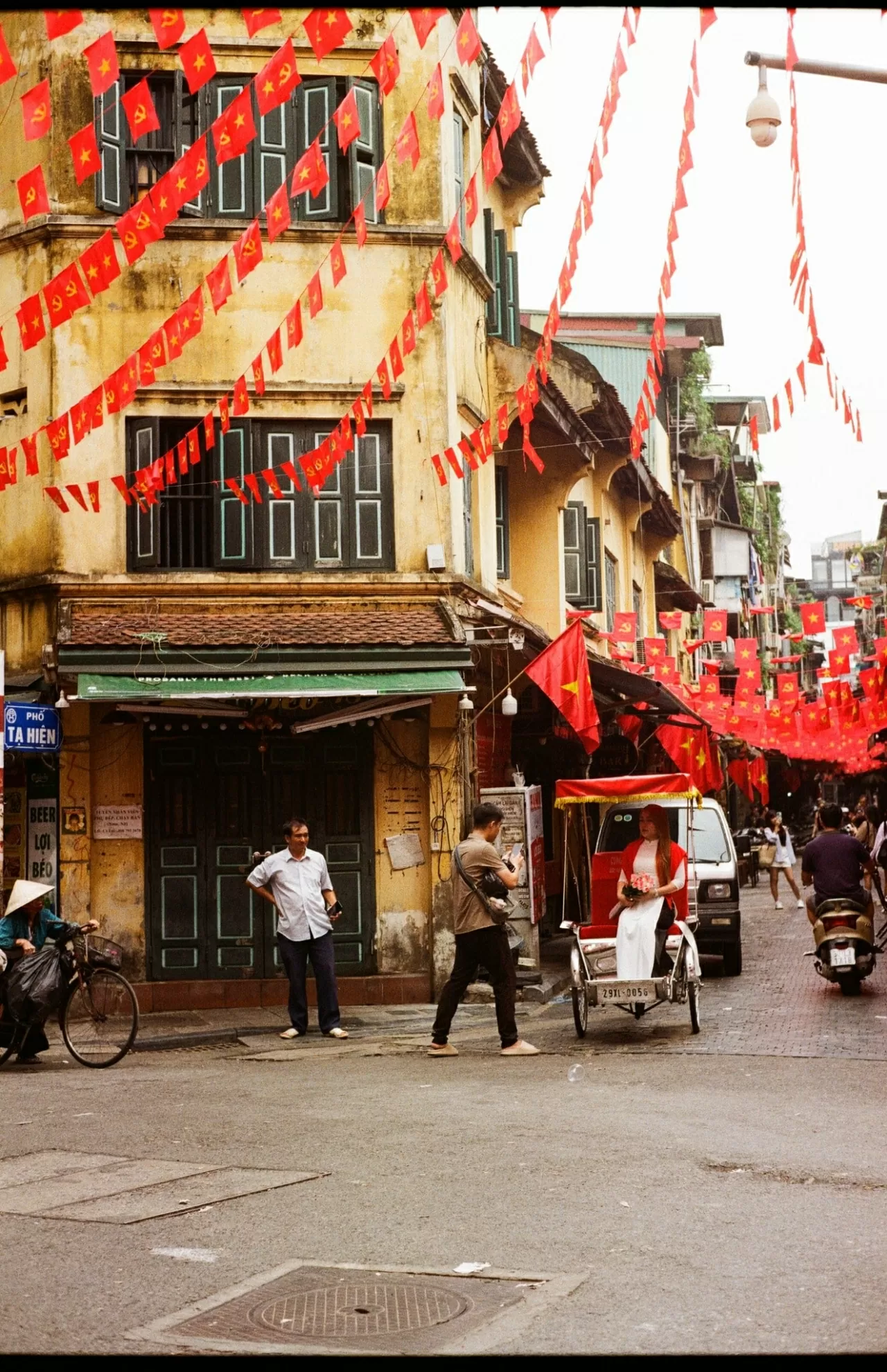 80 Years of National Day: Hanoi radiant in brilliant red, poetic and beautiful