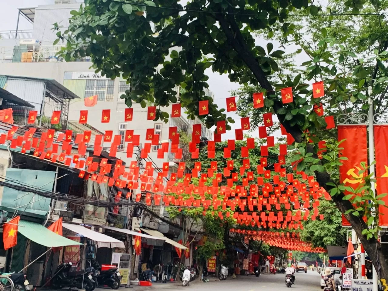 80 Years of National Day: Hanoi radiant in brilliant red, poetic and beautiful