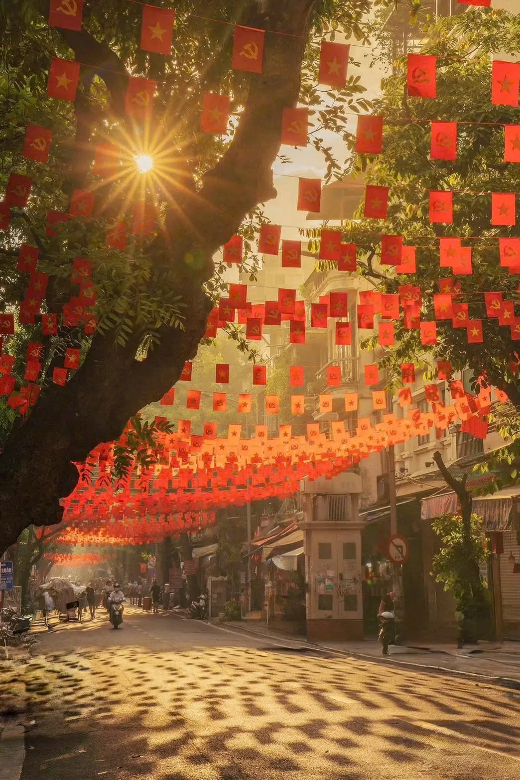 80 Years of National Day: Hanoi radiant in brilliant red, poetic and beautiful