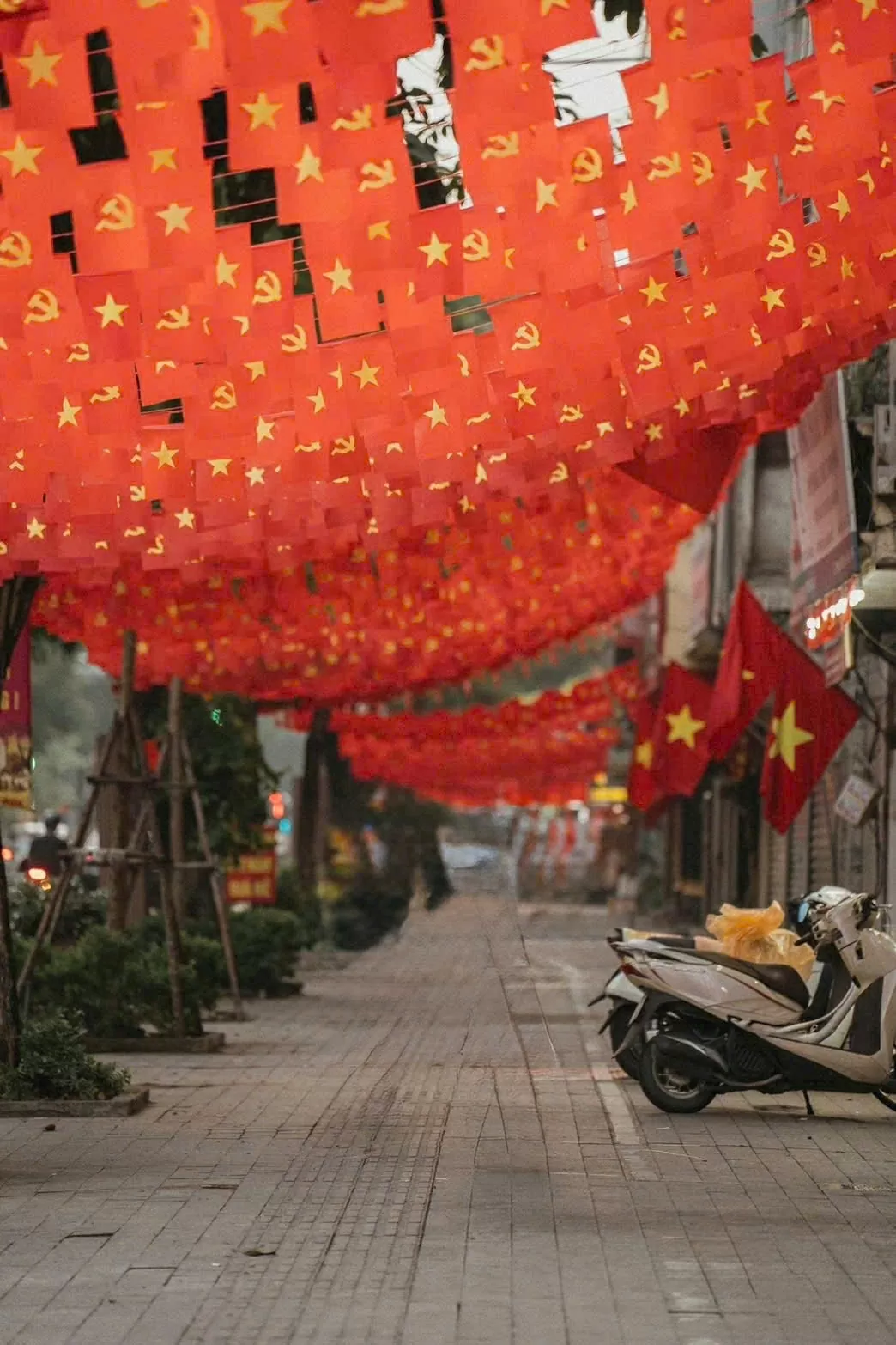 80 Years of National Day: Hanoi radiant in brilliant red, poetic and beautiful