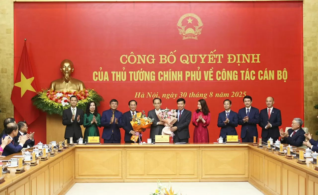 Prime Minister Pham Minh Chinh presented the decision appointing Le Hoai Trung as Acting Minister of Foreign Affairs