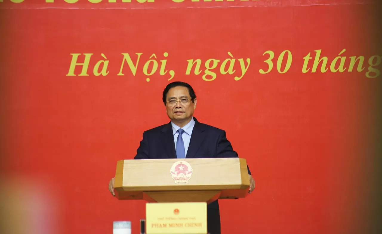Prime Minister Pham Minh Chinh presented the decision appointing Le Hoai Trung as Acting Minister of Foreign Affairs