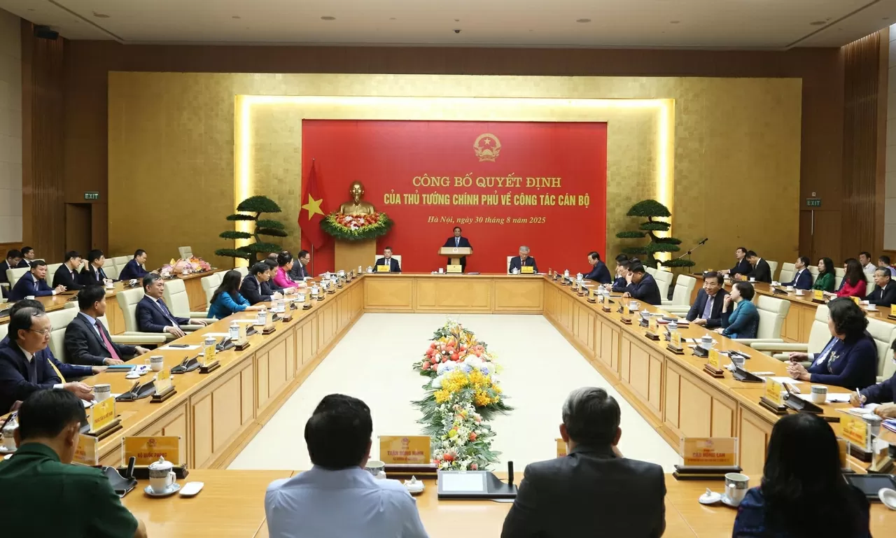 Prime Minister Pham Minh Chinh presented the decision appointing Le Hoai Trung as Acting Minister of Foreign Affairs