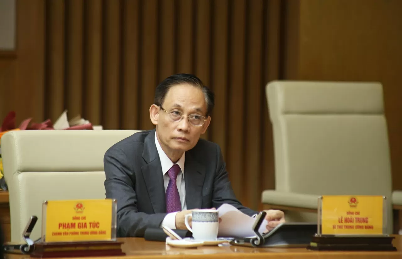 Prime Minister Pham Minh Chinh presented the decision appointing Le Hoai Trung as Acting Minister of Foreign Affairs