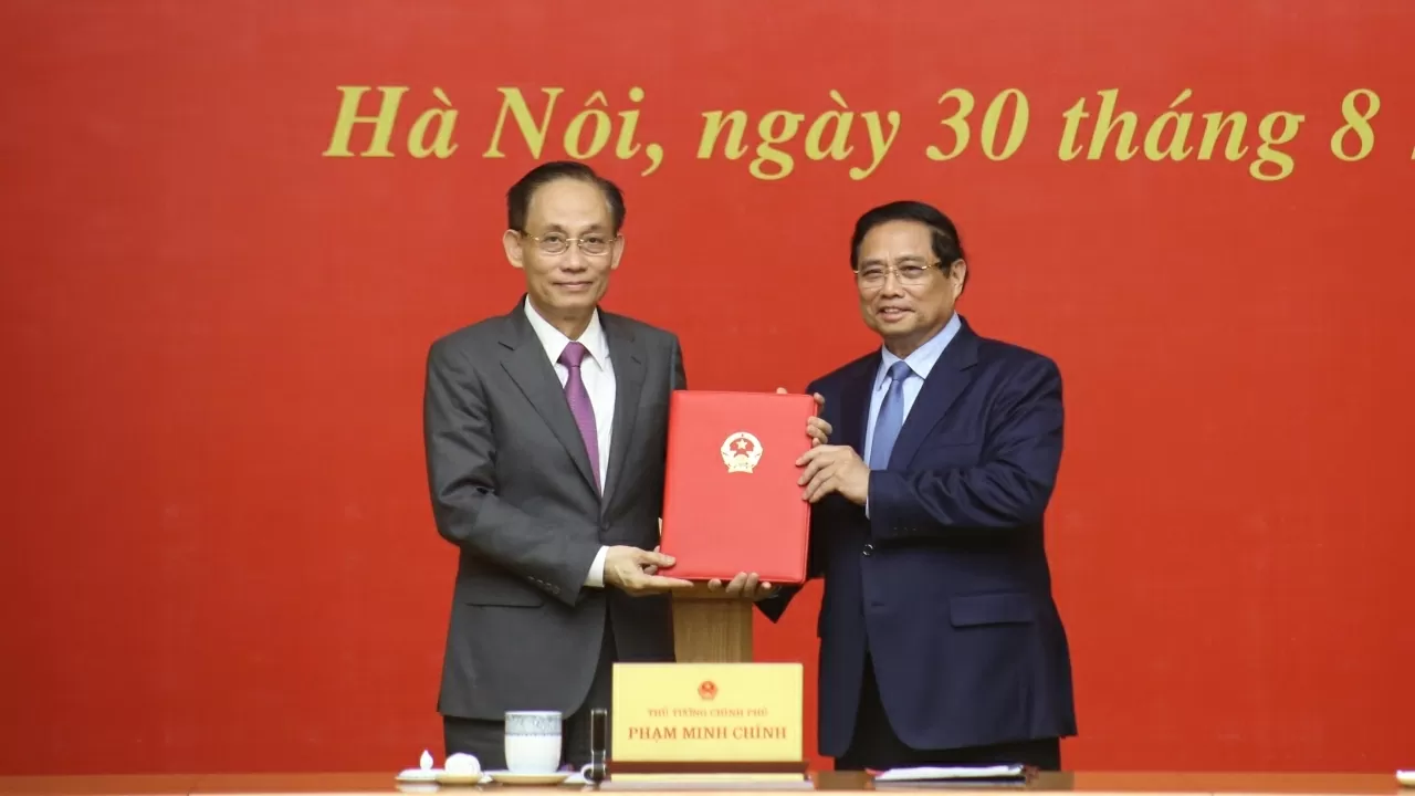 Prime Minister Pham Minh Chinh presented the decision appointing Le Hoai Trung as Acting Minister of Foreign Affairs