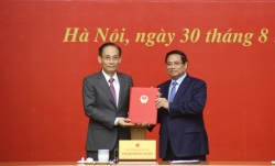 Prime Minister Pham Minh Chinh presented the decision appointing Le Hoai Trung as Acting Minister of Foreign Affairs