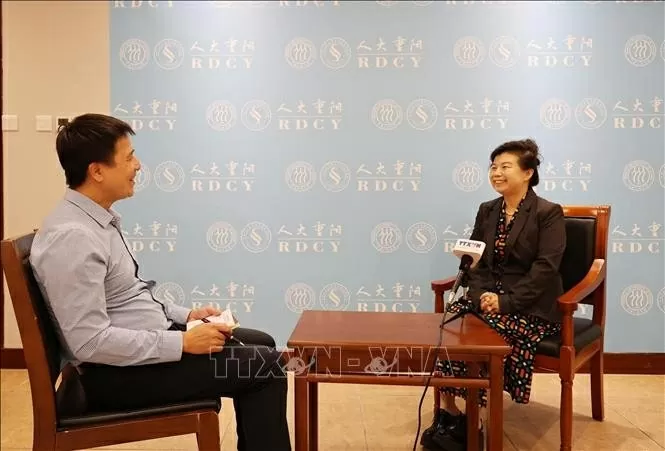 Liu Ying (R), a researcher at the Chongyang Institute of Financial Studies under the Renmin University of China, talks to the Vietnam News Agency's resident correspondent in Beijing. (Photo: VNA)