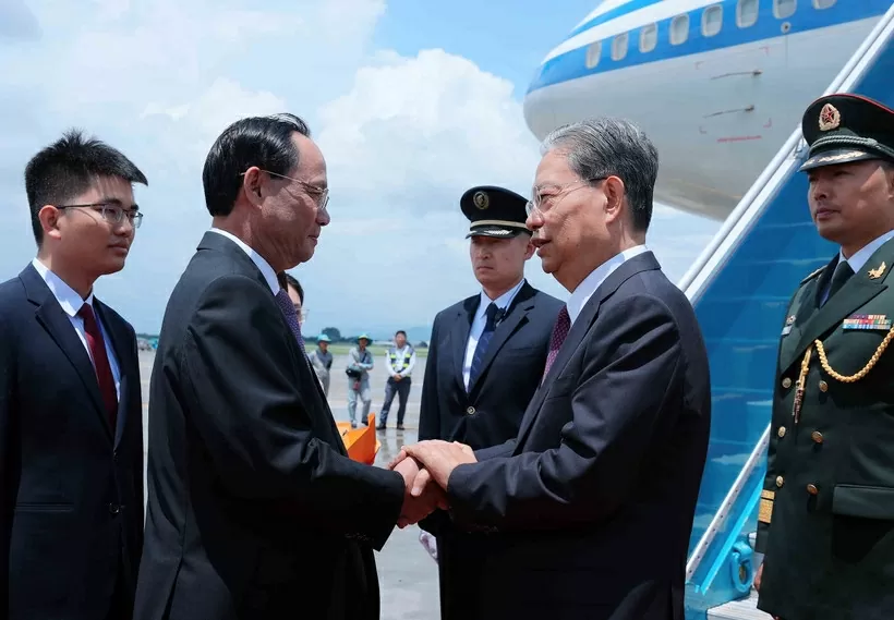 Phó Chủ tịch Quốc hội Trần Quang Phương đón Ủy viên trưởng Nhân đại toàn quốc Trung Quốc Triệu Lạc Tế tại Sân bay quốc tế Nội Bài. Ảnh: An Đăng/TTXVN