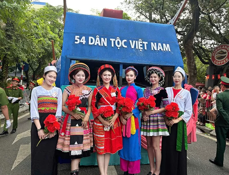 World Tourism Runner-up 2022 Hương Ly Radiant in Cao Lan Traditional Áo Dài on National Day September 2