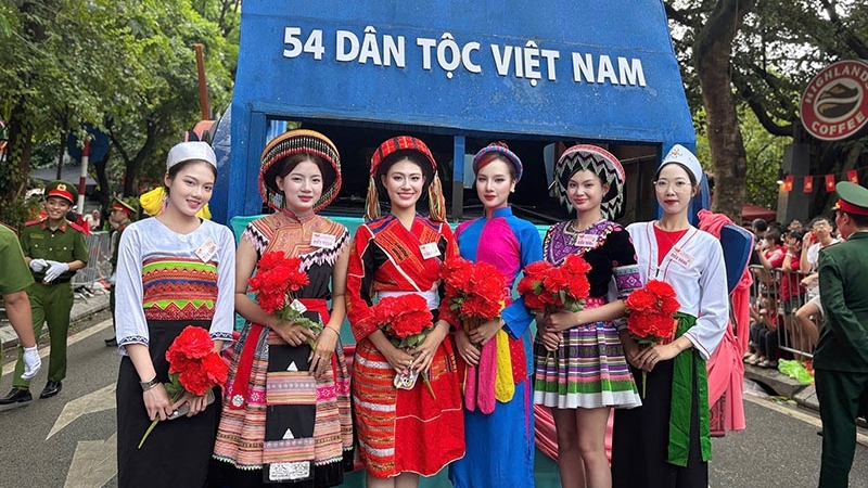 World Tourism Runner-up 2022 Hương Ly Radiant in Cao Lan Traditional Áo Dài on National Day September 2