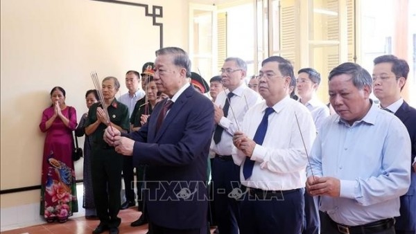 Party chief To Lam pays tribute to President Ho Chi Minh at House No. 48 on Hang Ngang street