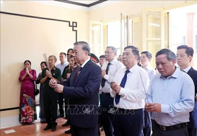 Party chief To Lam pays tribute to President Ho Chi Minh at House No. 48 on Hang Ngang street