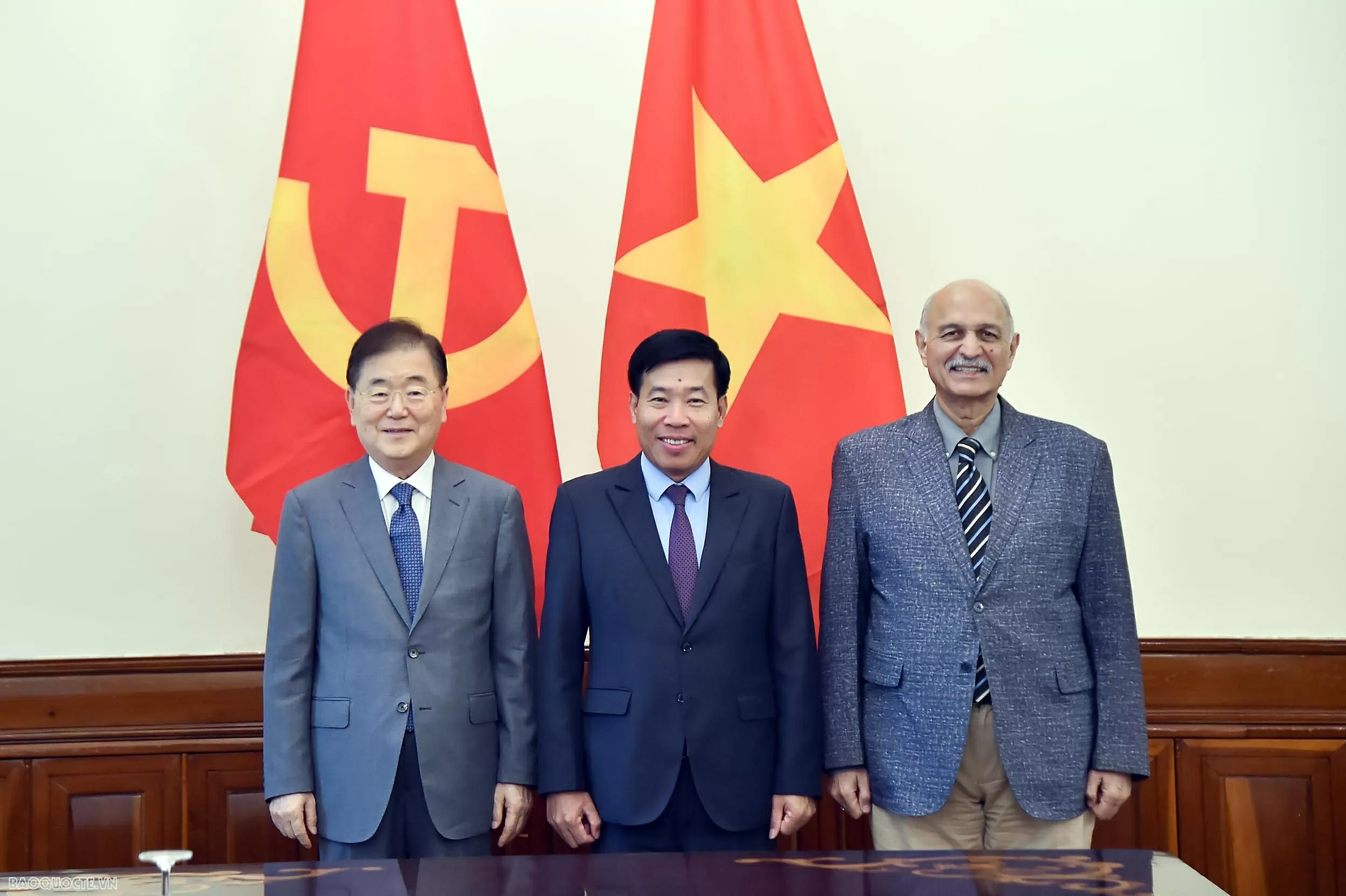 Deputy FM Nguyen Manh Cuong receives delegation of the international conference of Asian political parties